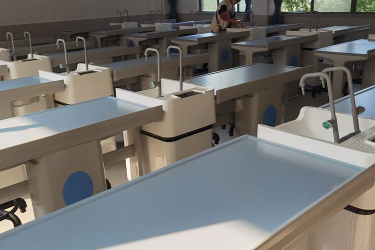 Ceramic Worktop for Primary & Secondary Schools